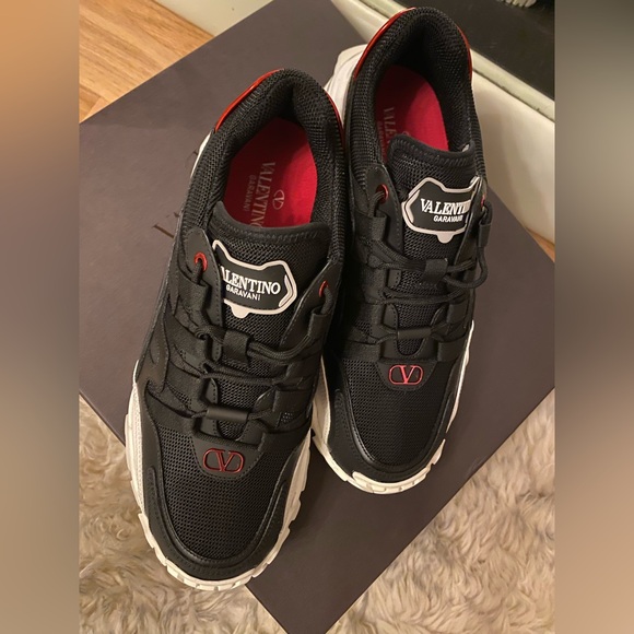 Valentino Garavani men’s sneakers, size 41 - Picture 1 of 8